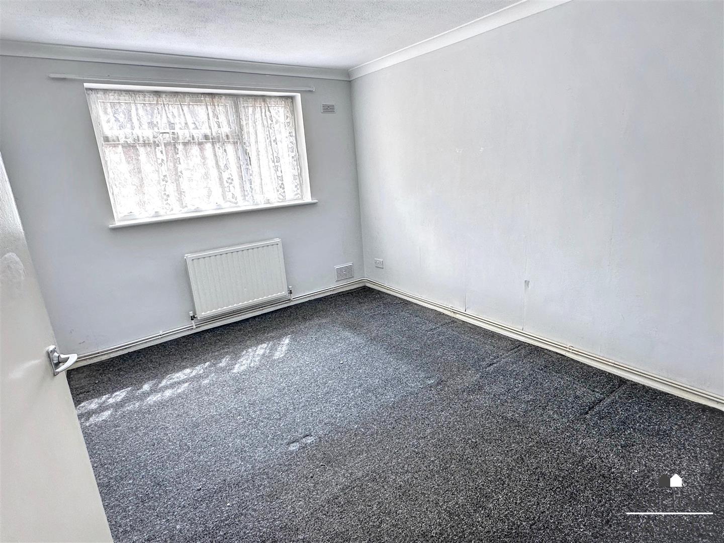2 Bedroom Apartment. Belle Vue Road in Eastbourne,  4